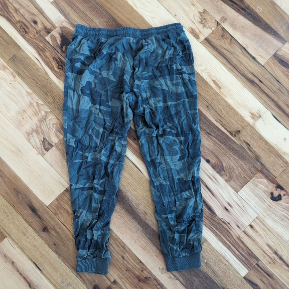 Splendid lakeside jogger in camo size M - Picture 3 of 5